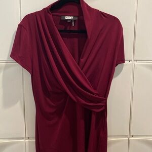 Cabernet DKNY lovely women’s gathered front top.Nice fabric has smoothing effect